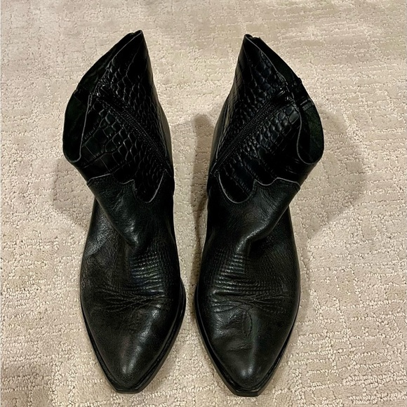 Gianni Bini Shoes - Gianni Bini Black leatherAnkle Boots